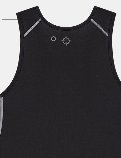 Ανδρικό σπορ μοντέλο με φανελάκι που στεγνώνει γρήγορα