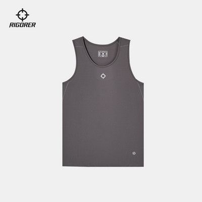 Ανδρικό σπορ μοντέλο με φανελάκι που στεγνώνει γρήγορα