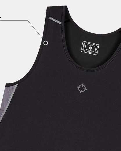 Ανδρικό σπορ μοντέλο με φανελάκι που στεγνώνει γρήγορα