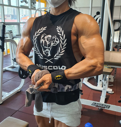 Νέο μοντέλο αθλητικό φανελάκι με επιγραφή και εφαρμογή