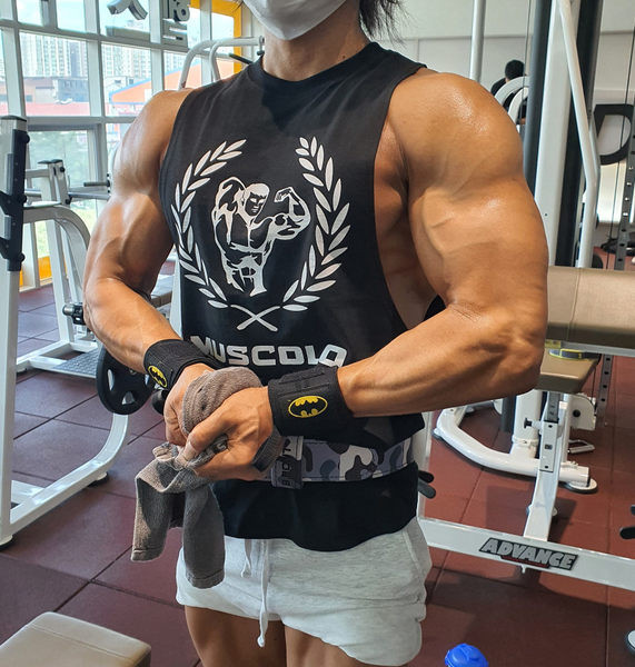 Νέο μοντέλο αθλητικό φανελάκι με επιγραφή και εφαρμογή