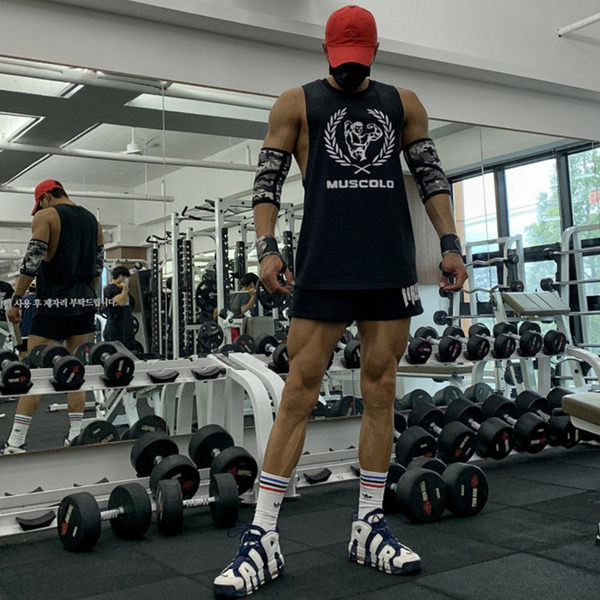 Νέο μοντέλο αθλητικό φανελάκι με επιγραφή και εφαρμογή