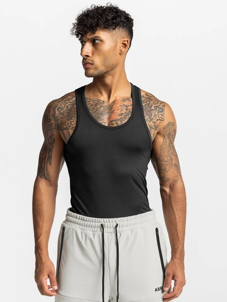 Puhas mudel ovaalse kaelusega meeste topp