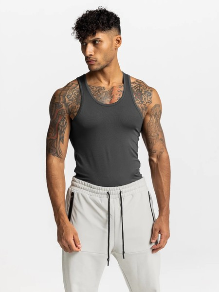 Puhas mudel ovaalse kaelusega meeste topp