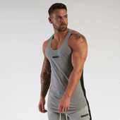 Εφαρμοσμένο μοντέλο ανδρικό φανελάκι με επιγραφή κατάλληλο για γυμναστική