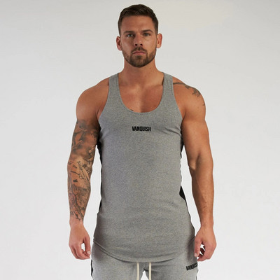 Εφαρμοσμένο μοντέλο ανδρικό φανελάκι με επιγραφή κατάλληλο για γυμναστική