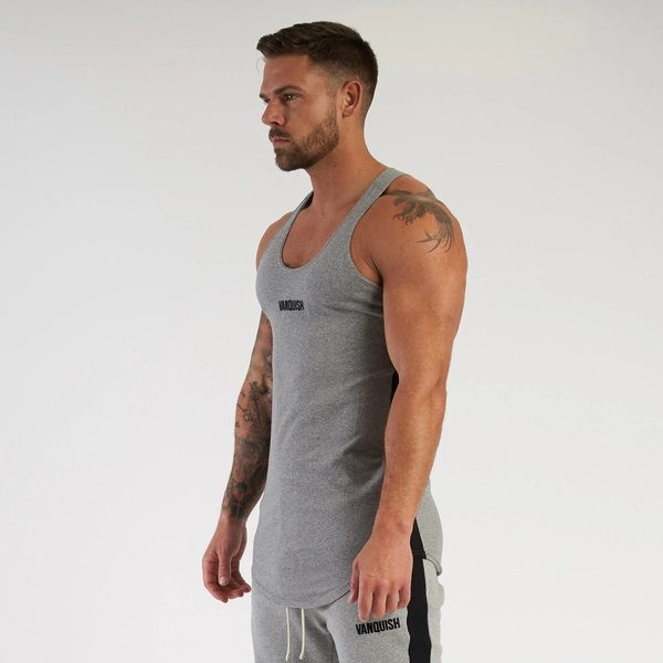 Εφαρμοσμένο μοντέλο ανδρικό φανελάκι με επιγραφή κατάλληλο για γυμναστική