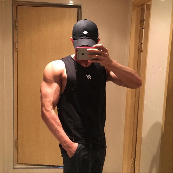 Μονόχρωμο ανδρικό φανελάκι κατάλληλο για σπορ