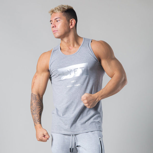 Sportlik ümara dekoltee ja trükiga meeste topp