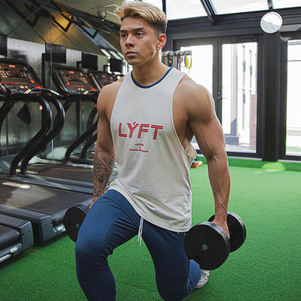 Muška sportska majica bez rukava s natpisom i ovalnim izrezom