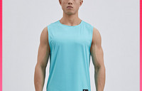 Ανδρικό αθλητικό φανελάκι με οβάλ λαιμόκοψη και λογότυπο