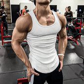 Fitnessi jaoks sobiv ovaalse kaelusega meeste topp