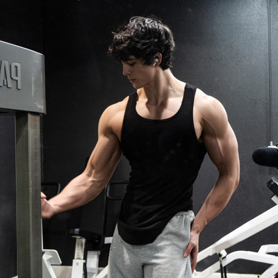 Fitnessi jaoks sobiv ovaalse kaelusega meeste topp