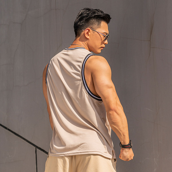 Sportlik meeste topp – ovaalse kaelusega