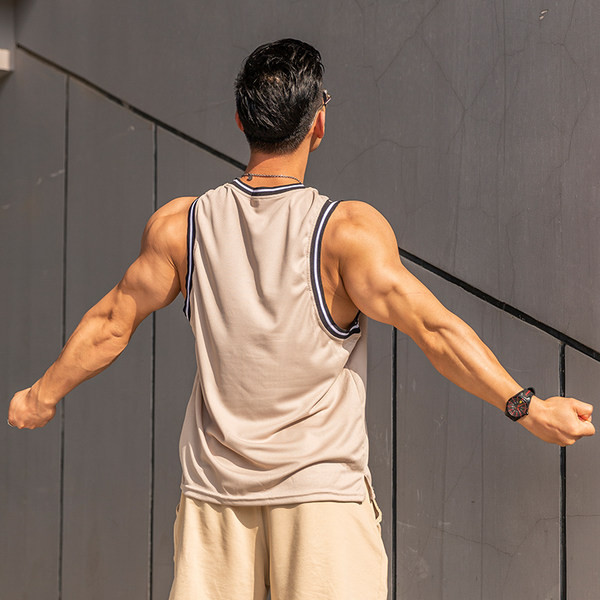 Sportlik meeste topp – ovaalse kaelusega