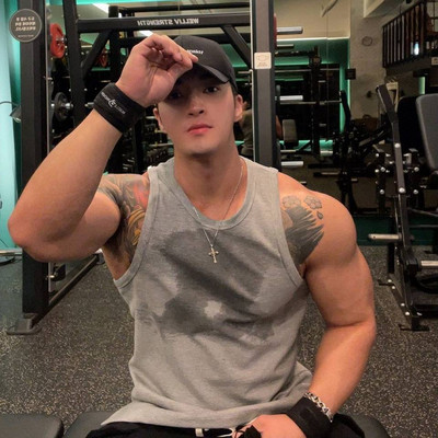 Μονόχρωμο ανδρικό αθλητικό φανελάκι πολλών χρωμάτων