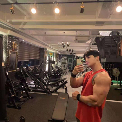 Μονόχρωμο ανδρικό αθλητικό φανελάκι πολλών χρωμάτων