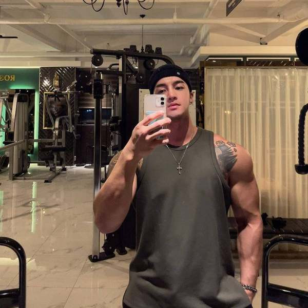 Μονόχρωμο ανδρικό αθλητικό φανελάκι πολλών χρωμάτων