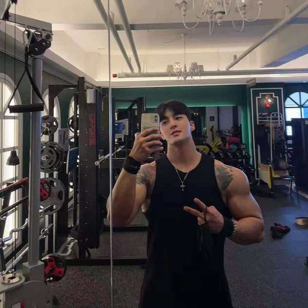 Μονόχρωμο ανδρικό αθλητικό φανελάκι πολλών χρωμάτων