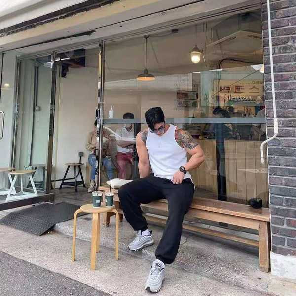 Μονόχρωμο ανδρικό αθλητικό φανελάκι πολλών χρωμάτων