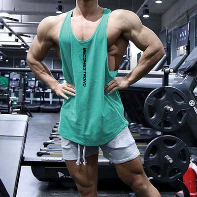 Ένα casual τανκ με στάμπα κατάλληλο για σπορ