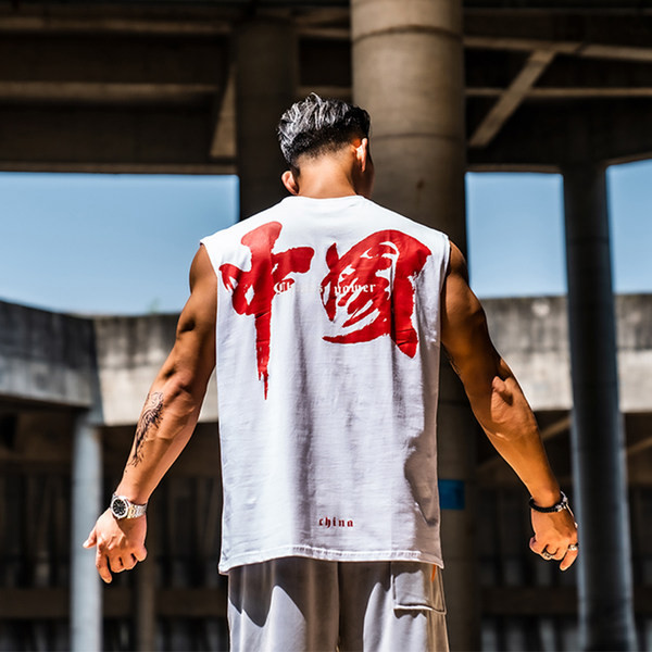 Muška sportska majica bez rukava širokog uzorka s natpisom na leđima