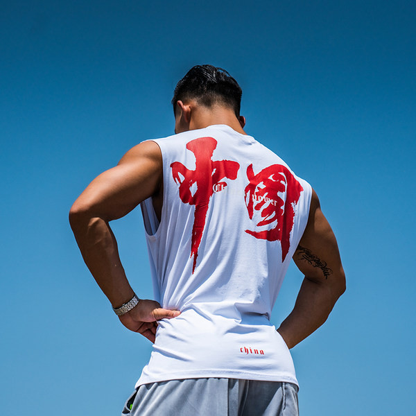 Muška sportska majica bez rukava širokog uzorka s natpisom na leđima