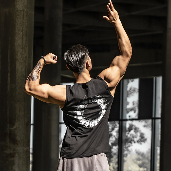 Σπορ ανδρικό φανελάκι με στάμπα στην πλάτη