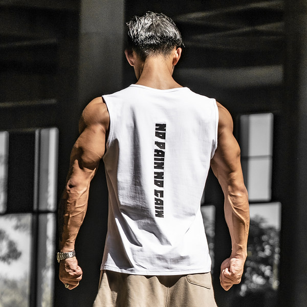 Ανδρικό αθλητικό φανελάκι κατάλληλο για fitness με επιγραφή