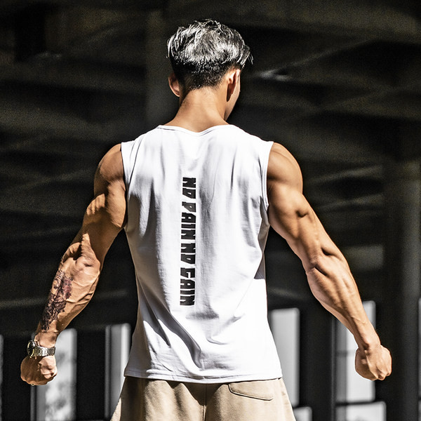 Ανδρικό αθλητικό φανελάκι κατάλληλο για fitness με επιγραφή