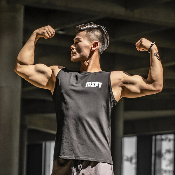 Ανδρικό αθλητικό φανελάκι κατάλληλο για fitness με επιγραφή