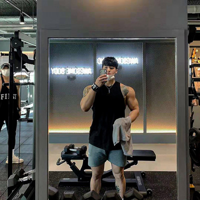 Ανδρικό φανελάκι με καθαρό σχέδιο