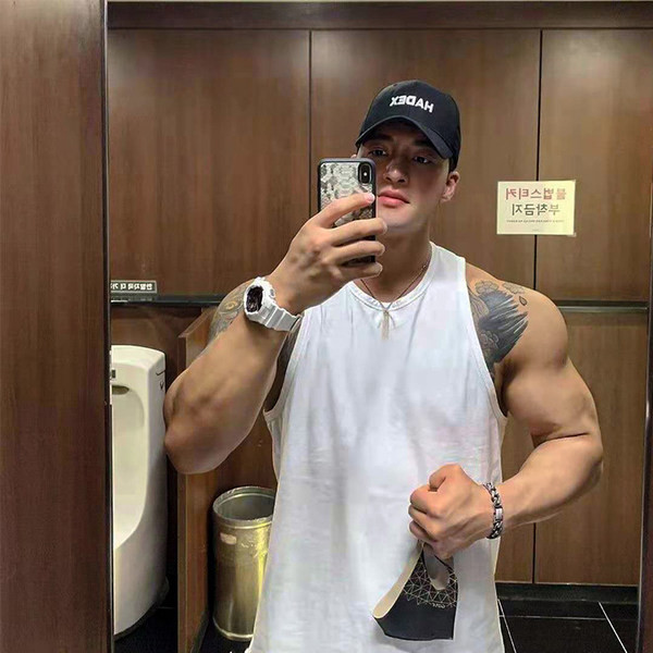 Ανδρικό φανελάκι με καθαρό σχέδιο