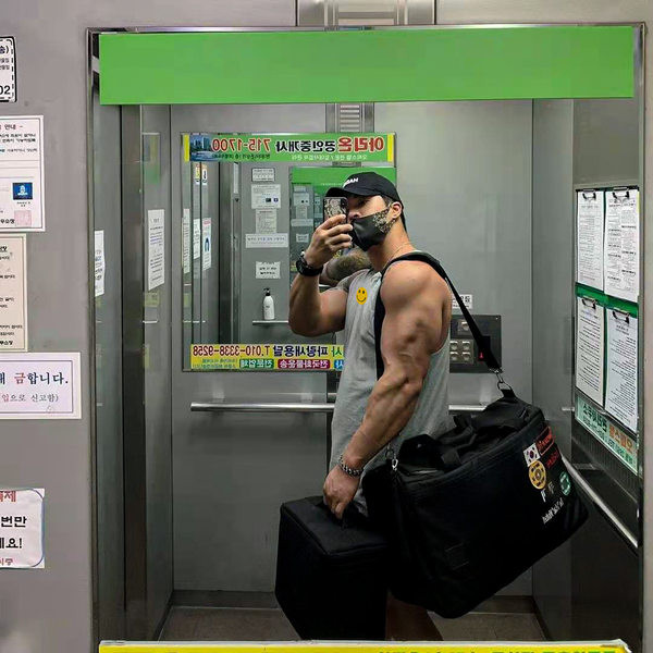 Ανδρικό φανελάκι με καθαρό σχέδιο