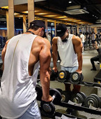 Sportimiseks sobivast hingavast kangast meeste tanktop