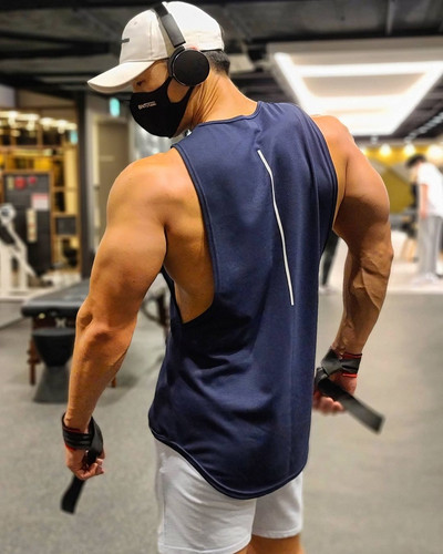 Sportimiseks sobivast hingavast kangast meeste tanktop