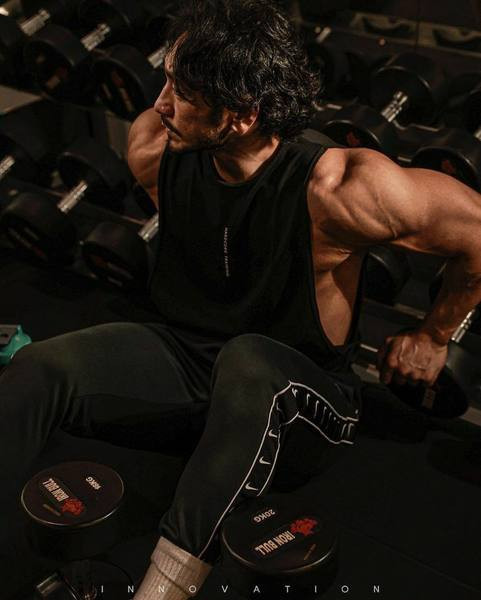 Sportimiseks sobivast hingavast kangast meeste tanktop