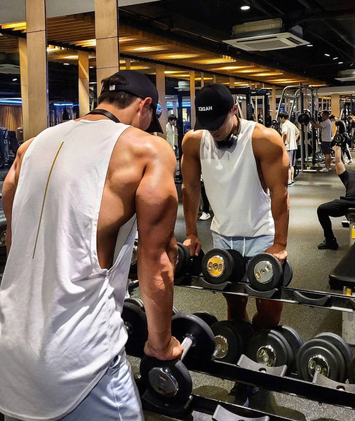 Sportimiseks sobivast hingavast kangast meeste tanktop