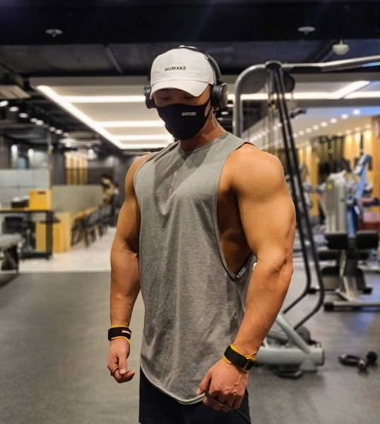 Sportimiseks sobivast hingavast kangast meeste tanktop