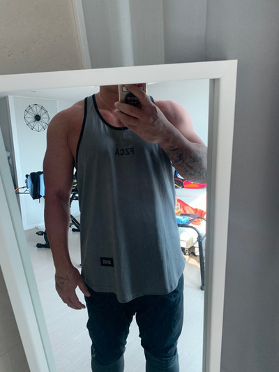 Meeste topp - trükise ja ovaalse kaelusega