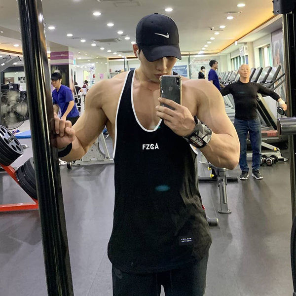 Meeste topp - trükise ja ovaalse kaelusega