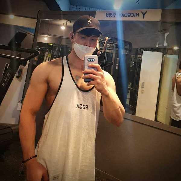 Meeste topp - trükise ja ovaalse kaelusega