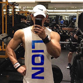 Ανδρικό σπορ φανελάκι με οβάλ λαιμόκοψη και επιγραφή