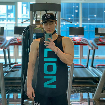 Ανδρικό σπορ φανελάκι με οβάλ λαιμόκοψη και επιγραφή