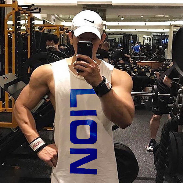 Ανδρικό σπορ φανελάκι με οβάλ λαιμόκοψη και επιγραφή