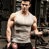 Ανδρικό εφαρμοστό φανελάκι με οβάλ λαιμόκοψη κατάλληλο για αθλήματα