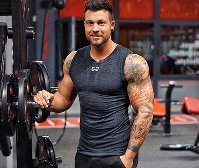 Ανδρικό εφαρμοστό φανελάκι με οβάλ λαιμόκοψη κατάλληλο για αθλήματα