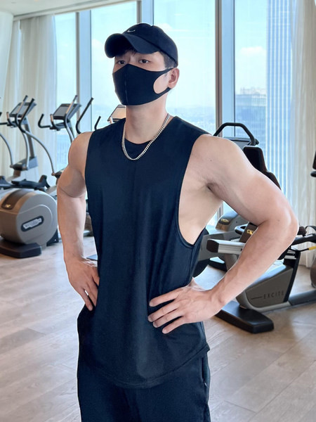 Κλασικό μοντέλο μονόχρωμο ανδρικό φανελάκι κατάλληλο για αθλήματα