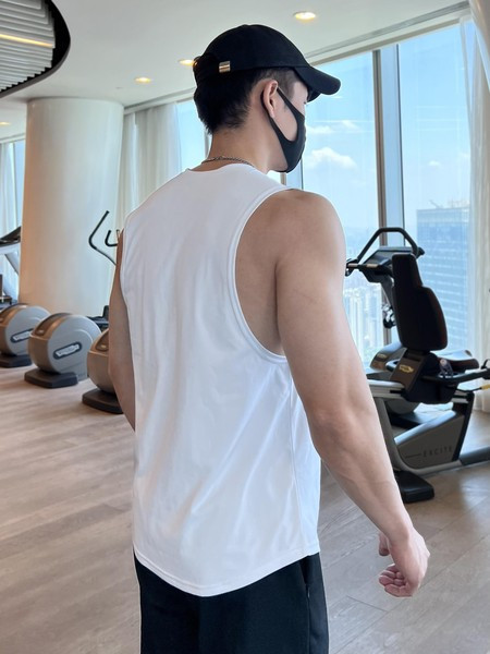 Κλασικό μοντέλο μονόχρωμο ανδρικό φανελάκι κατάλληλο για αθλήματα