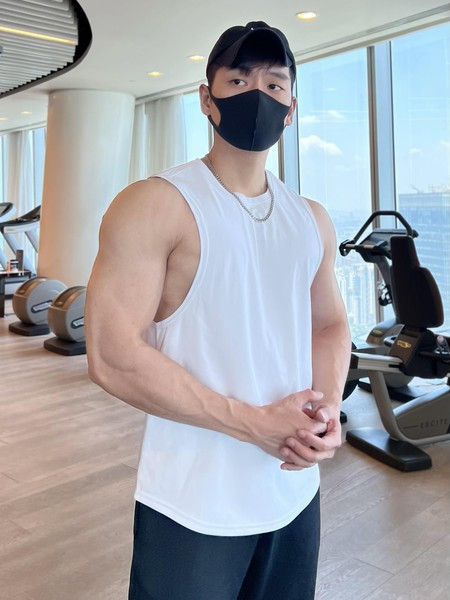 Κλασικό μοντέλο μονόχρωμο ανδρικό φανελάκι κατάλληλο για αθλήματα